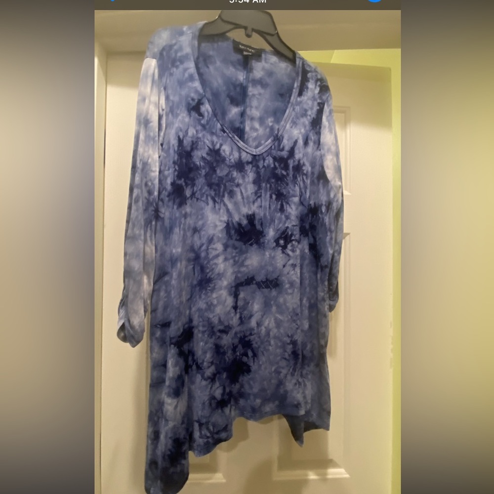 Karen Kane blue tie dye shark bite top. 1X NWOT